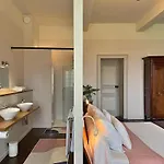 Oh, Le Château! Couette-café Almayrac